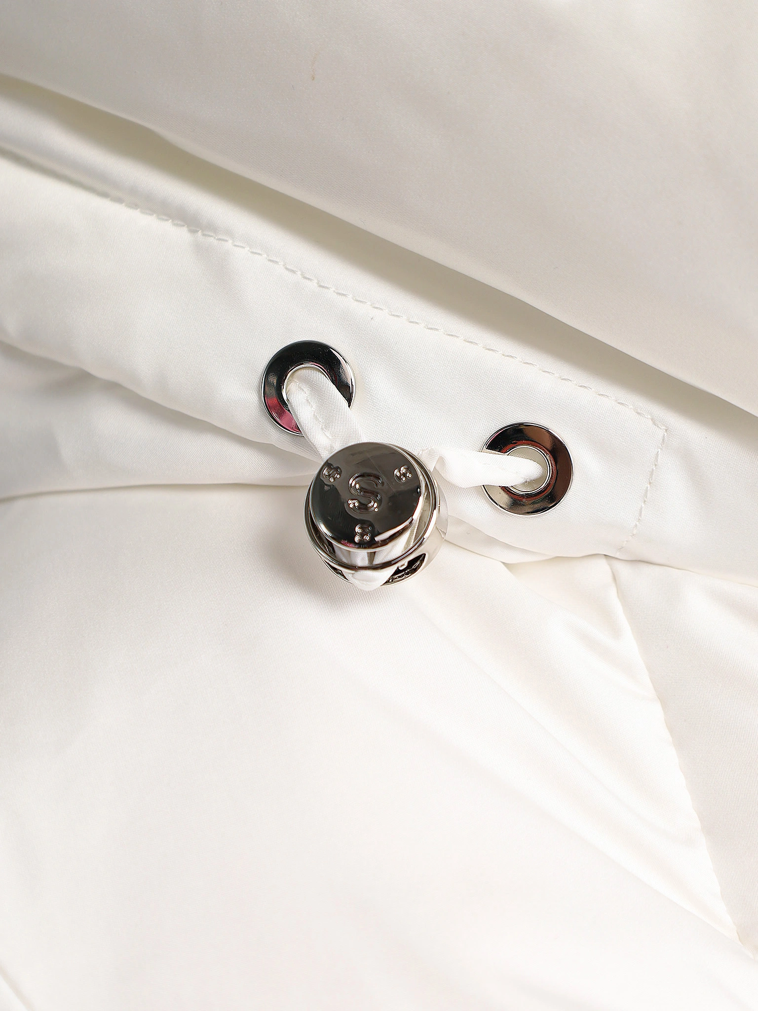 Пуховик белого цвета с капюшоном